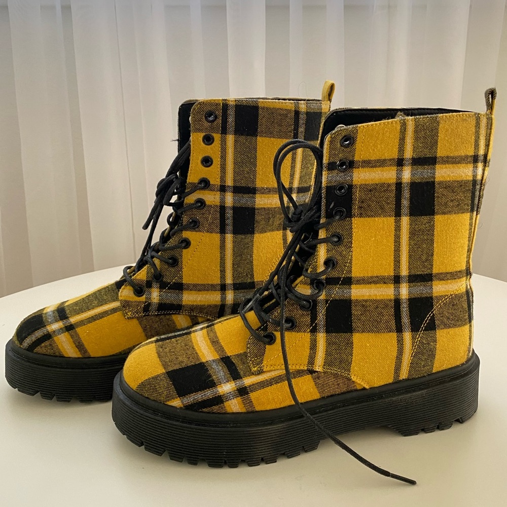 Sz 10 yellow plaid fabric combat boots with black laces and hardware NEVER WORN